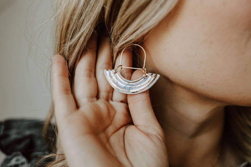 Gold stripe arch earrings