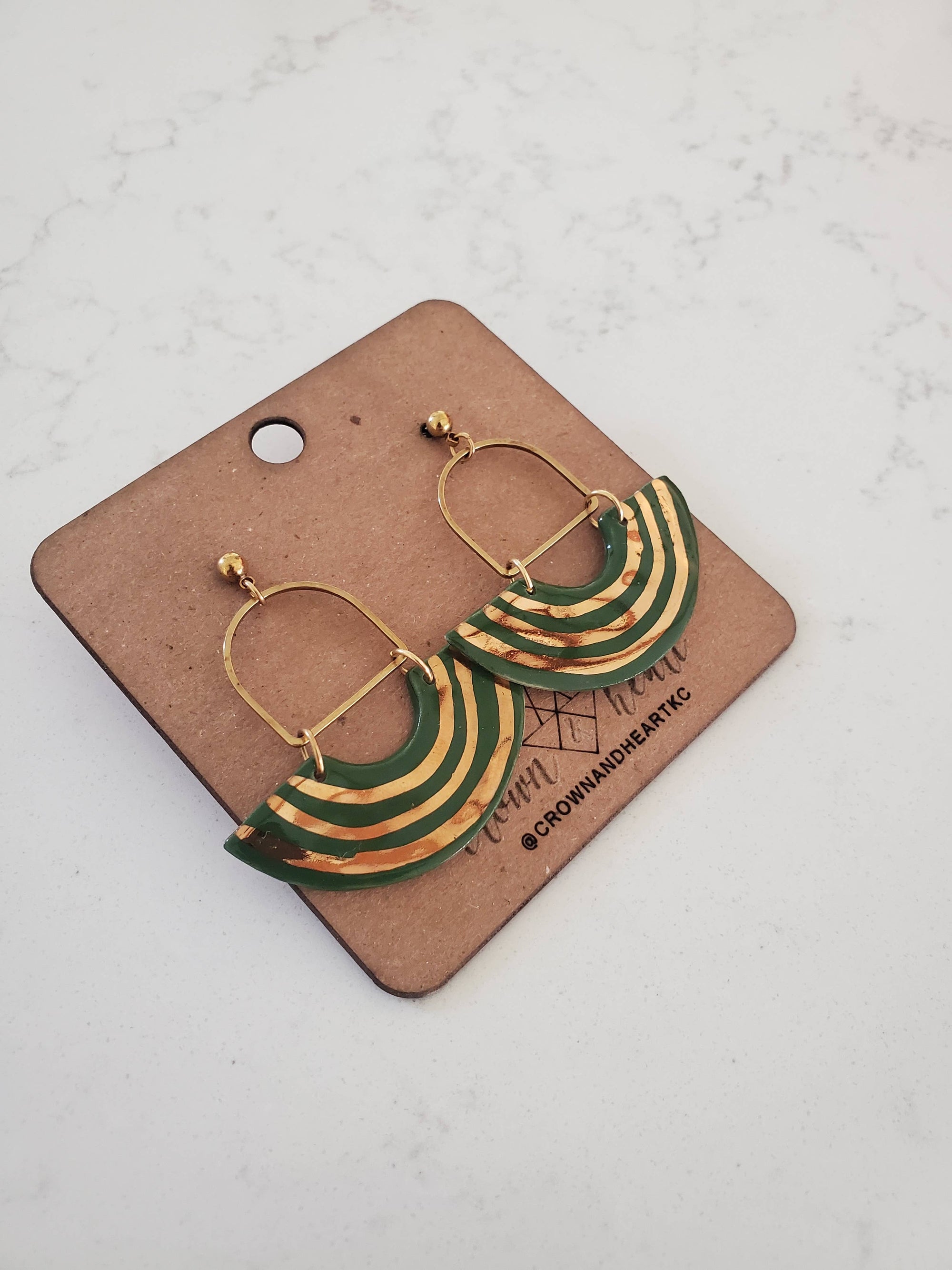 Gold stripe arch earrings