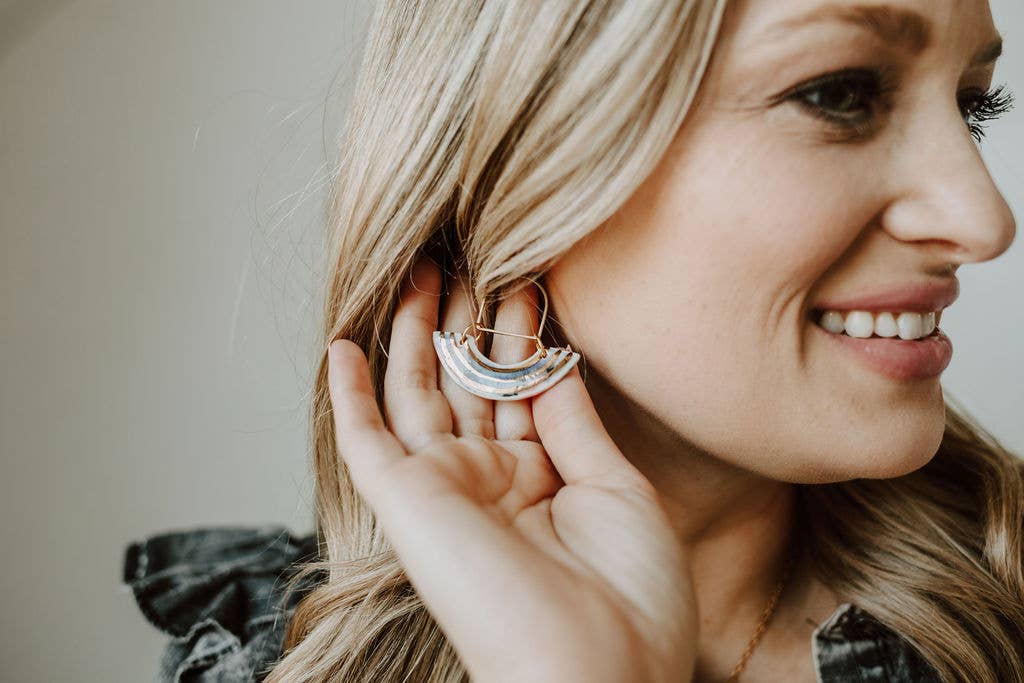 Gold stripe arch earrings